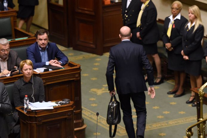 Premier Michel kondigde dinsdagavond aan dat hij naar de koning zou trekken om hem het ontslag van zijn regering aan te bieden.