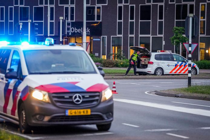 Drie fietsers gewond na ongeluk op de rotonde van de Boschdijk en de Kronehoefstraat. Auto is doorgereden.