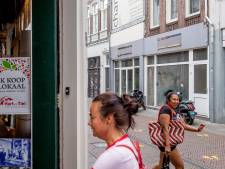 Stille armoede achter de winkelpui: de coronacrisis zorgt voor steeds meer gaten in de straten