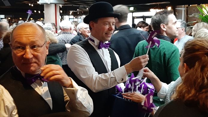 Leden van For Mineur geven bezoekers van de voorstelling een windmolentje mee naar huis.