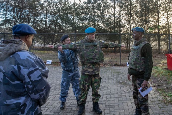 Waarnemers tijdens de oefening van vorig jaar in Stroe.