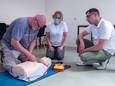 Mark Jansen van Safety First in Cuijk is instructeur bij reanimatie cursussen. Hier geeft hij les aan Henk Poortman (links) en aan Diana van Aarle.