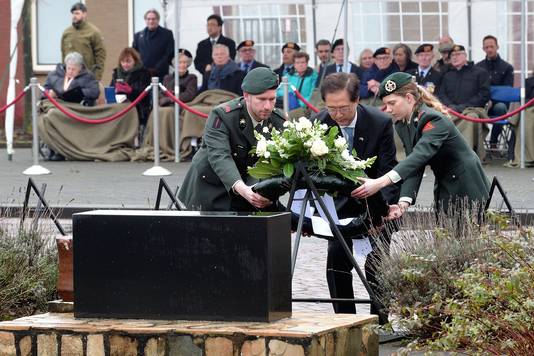 ambassadeur van korea yun young lee legt krans bij monument op commandokazerne in roosendaal. Foto petervantrijen/pix4profs