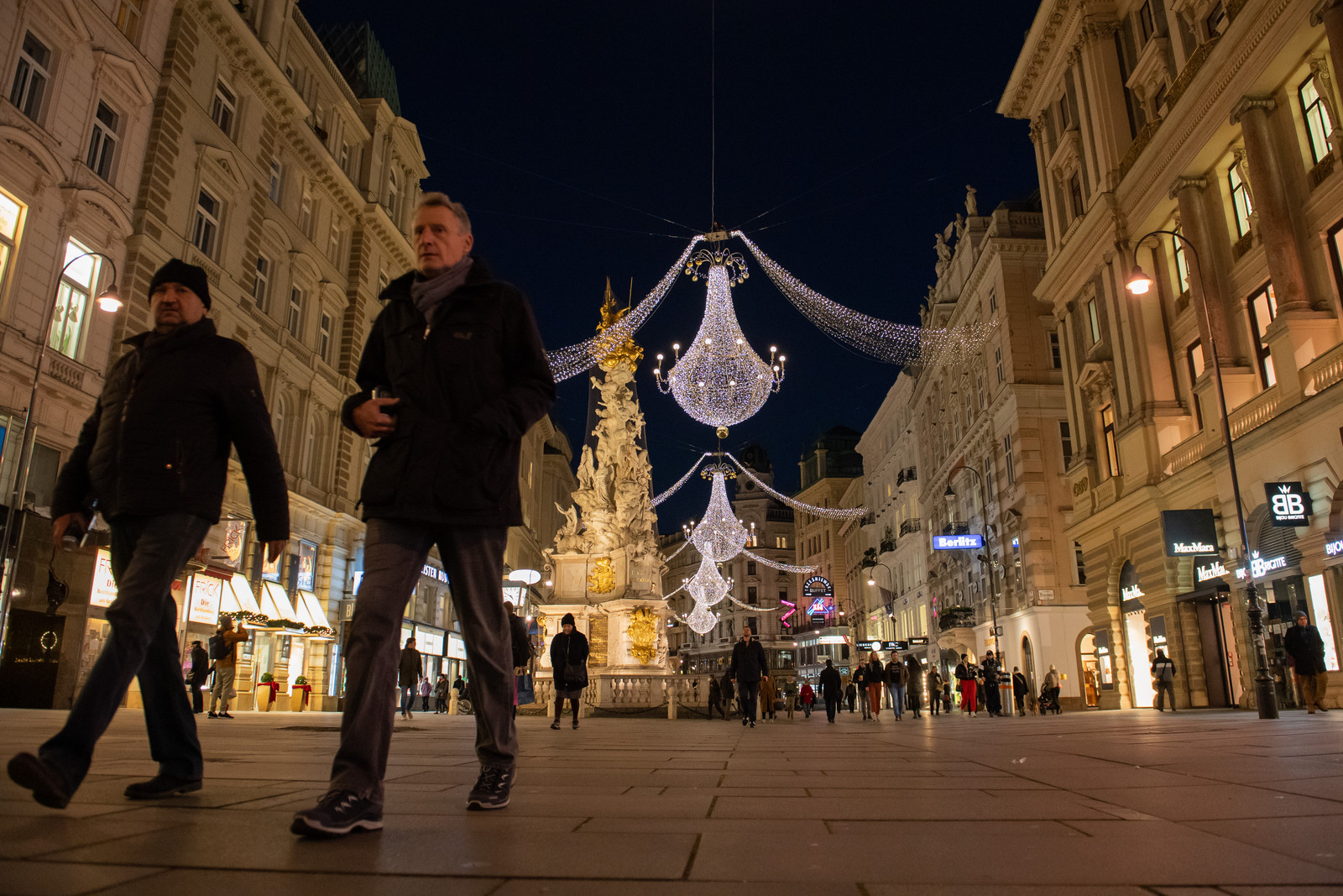 Waar het in de Weense winkelstraten normaal gezien over de koppen lopen is in aanloop naar de feestdagen, is het vandaag bijzonder rustig door de lockdown in Oostenrijk. Beeld Getty Images