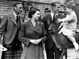 Britse hof deelt foto van jonge Queen met vader op Vaderdag