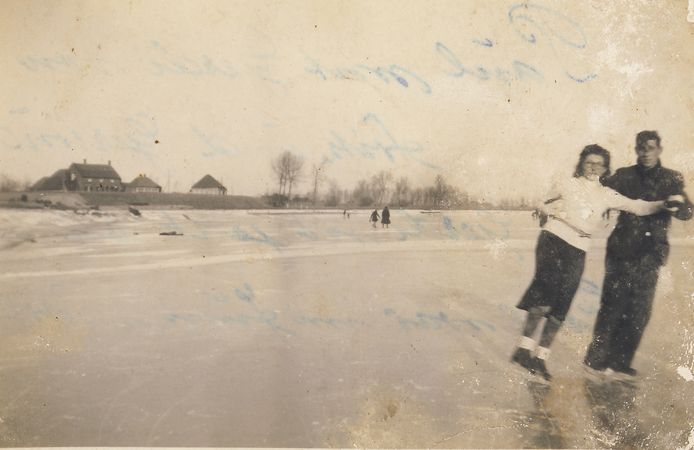 Schaatsen op de Maas bij Alphen. Waarschijnlijk in 1942.