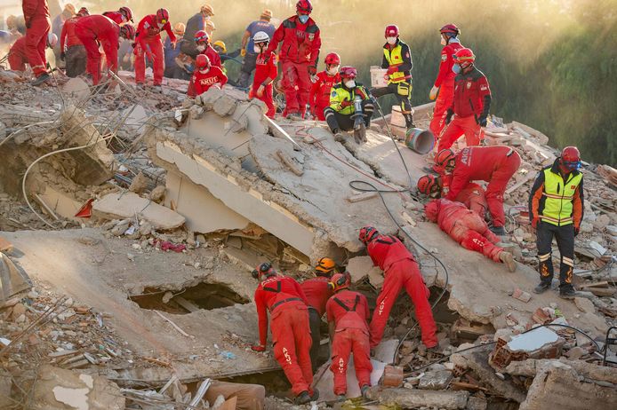 Reddingswerkers in Izmir na de aardbeving.