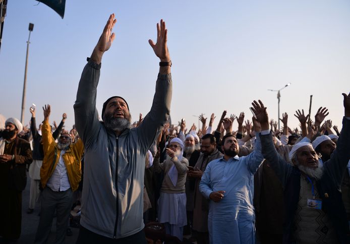 Islamisten roepen religieuze slogans tijdens een protestactie, gisteren in Islamabad.  Een poging de demonstratie uiteen te drijven, resulteerde in dodelijk geweld.