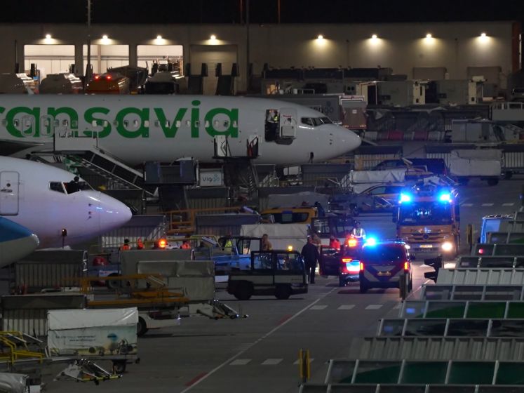 Toestel met barst in een ruit landt op Eindhoven Airport
