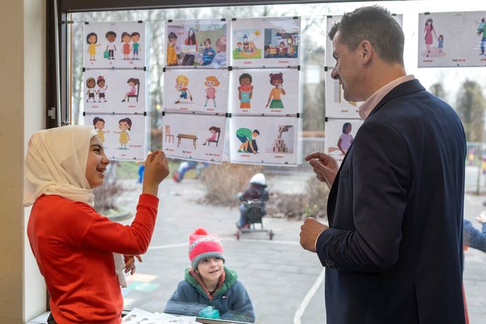 Wethouder Jürgen Vissers van de gemeente Drimmelen nam een kijkje in de taalklas van Kindcentrum Jij in Terheijden. Hier is hij in gesprek met een van de leerlingen.