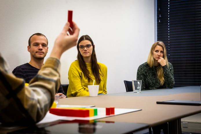 Leden van de Eindhovense duikclub Scyllus krijgen een training om te gaan duiken met mensen met autisme.