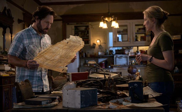 Mr. Gary Grooberson (Paul Rudd) and Callie (Carrie Coon) bestuderen een oude kaart. Beeld 