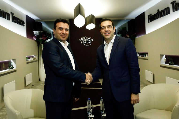 Premier Zoran Zaev en premier Alexis Tsipras. Beeld EPA