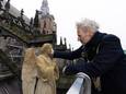 Nog een laatste aai  van beeldhouwer Van Druten voor een van zijn beelden op de Sint-Jan.