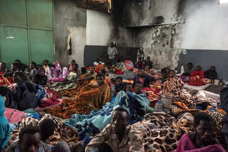 Een foto uit 2017 van een detentiecentrum even buiten de Libische hoofdstad Tripoli. De ruimte is volgepakt met Afrikaanse migranten. Beeld AFP