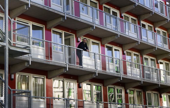 I polacchi che lavorano nei Paesi Bassi possono soggiornare in un hotel a Demen, composto da container marittimi, da aprile.  L'hotel dispone di 30 appartamenti con un totale di 140 posti letto ed è stato costruito per Otto Workforce, un'agenzia di collocamento specializzata in dipendenti polacchi.