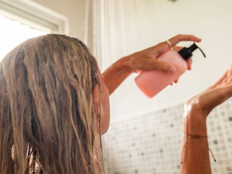 Is het beter om ’s ochtends of ’s avonds te douchen? Dit zeggen dermatologen