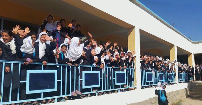 In 2018 vierden Afghaanse meisjes dat hun school, gebouwd met geld vanuit Hilvarenbeek, helemaal klaar was.