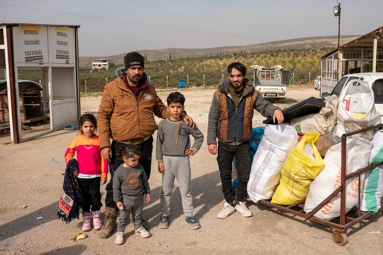 Abdulrahman al-Tabl (links) met zijn kinderen en broer (rechts). Beeld Ingrid Woudwijk