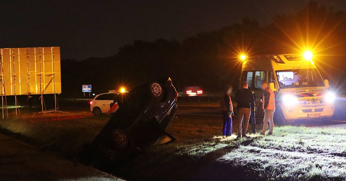 Auto schiet bij Steenwijk de snelweg af en belandt op de kop in een greppel - De Stentor