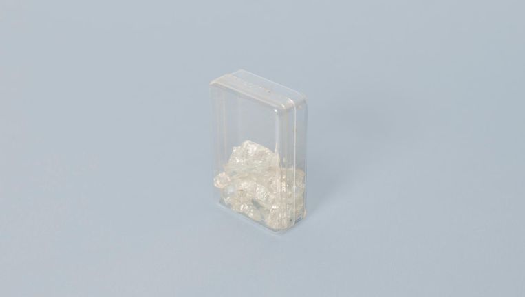 Brokjes glas uit de gebarsten voorruit van Wolkers' DS. Beeld Annabel Miedema