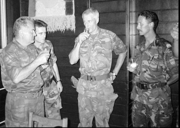 12 juli 1995:  de Nederlandse VN-bevelhebber Thom Karremans (centraal) in Srebrenica staat machteloos en wordt door Ratko Mladic de les gespeld. "Heeft u gevuurd op mijn troepen", bijt Mladic Karremans meermaals toe.