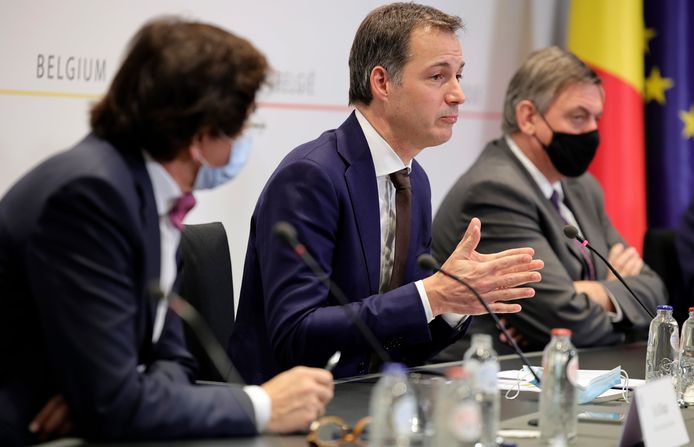 BelgiumÕs Prime Minister Alexander De Croo, center, speaks during a news conference following a government meeting on the coronavirus, COVID-19, in Brussels, Friday, Nov. 27, 2020. (photo by Olivier Matthys / Pool / Photonews)