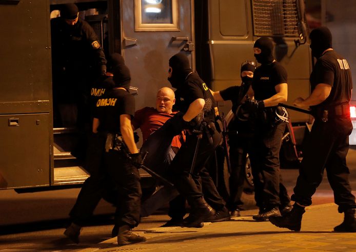 Een man wordt gearresteerd in Minsk.