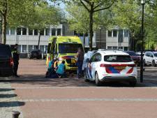 Fietser gewond bij aanrijding pal voor het gemeentehuis van Nijkerk
