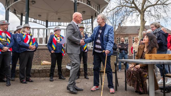 Colbertje binnenstebuiten, lekker dwèrs. Peter Nagelkerke krijgt D’n Dwèrsklippel met het Witte Voetje