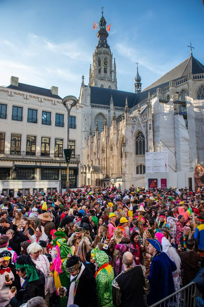 Onaangekondigd, maar met veel gejuich ontvangen, verschijnen Prins Arie en burgemeester Depla even na drieën op het bordes van het stadhuis. Met plezier draagt de burgemeester de sleutels van de stad over aan de Prins. Tot en met dinsdagavond behoort de stad toe aan de leutvierders.