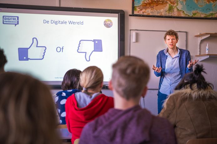 Laurens Veltman had als tiener een gameverslaving en is nu coach Digital Awareness. Hij brengt de leerlingen van de KSG bij hoe het werkt dat je elke keer weer je mobieltje pakt.
