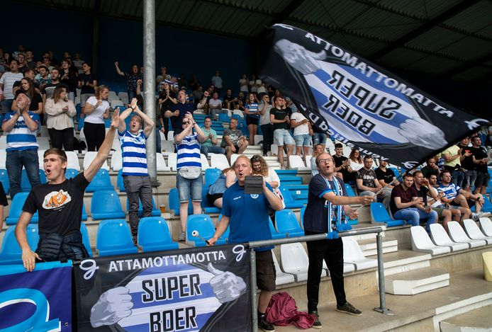 Publiek op de tribunes bij De Graafschap tegen Telstar. Eindelijk kon het weer.