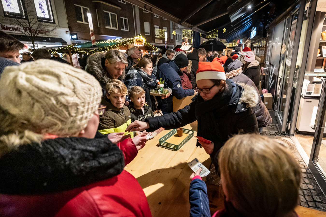 Het traditionele Nikolausknobeln op de kerstmarkt in de binnenstad van Nordhorn.