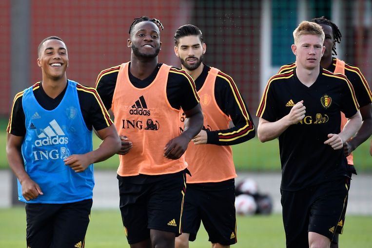 Youri Tielemans, Michy Batshuayi, Yannick Carrasco en Kevin De Bruyne lopen ontspannen rond tijdens de opwarming van de zondagse training. Beeld BELGA