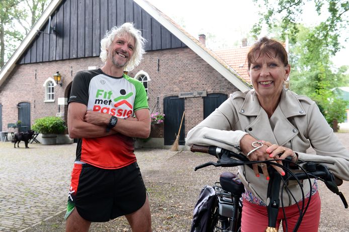 Henk Passies en Annemarie Haak voor museumboerderij Daggel in Hertme, die voor het eerst meedoet aan Open Monumentendag. Zowel de run als de fietstocht doen het boerenerf aan.