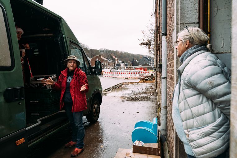 De Vlaamse vrijwilliger Anneke Alderweireldt brengt nieuwe spullen om de slachtoffers van de overstroming te helpen. Inwoner Christiane Mathonet-Sluse staat in de deuropening Beeld Rebecca Fertinel