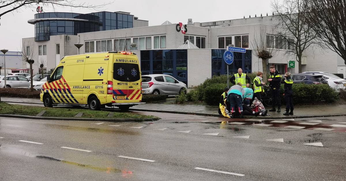 E-biker gewond door botsing met automobilist in Ede.
