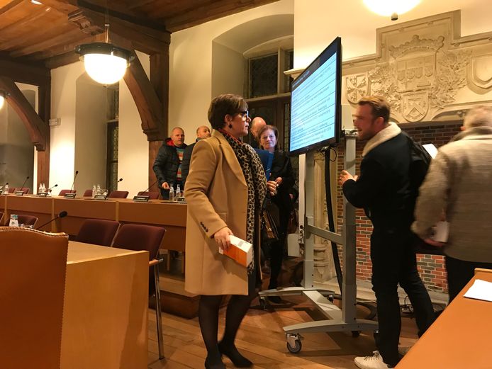 De oppositie verlaat de gemeenteraad.