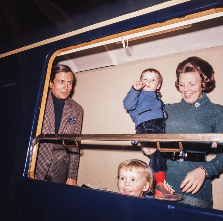 2 maart 1972:  Prinses Beatrix met Constantijn op de arm, prins Claus en Willem-Alexander staan klaar om uit te stappen. Beeld ANP / Nationaal Fotopersbureau