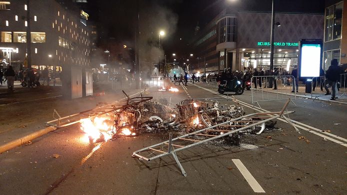 Rellen op de Coolsingel in Rotterdam. ,,Nederland pikt het beleid niet langer. Nee tegen 2G!’’