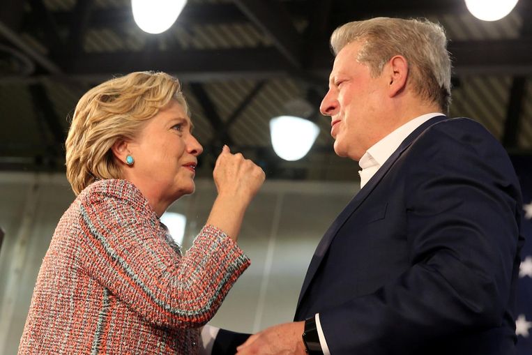 Clinton en voormalig vice-president Al Gore dinsdag tijdens een bijeenkomst in Miami. Beeld Reuters