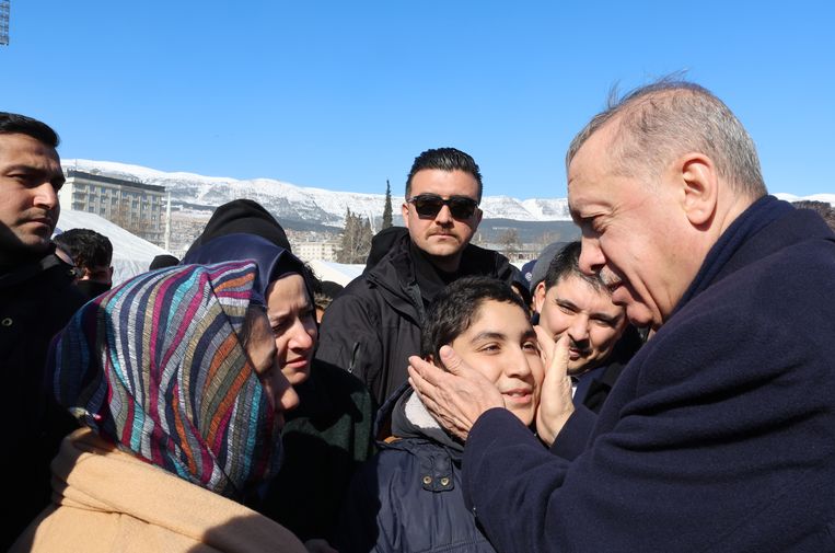 De Turkse president Erdogan bezocht dinsdag een tentenkamp bij de stad Kahramanmaras, dat grotendeels is verwoest door de aardbeving. Beeld ANP / EPA