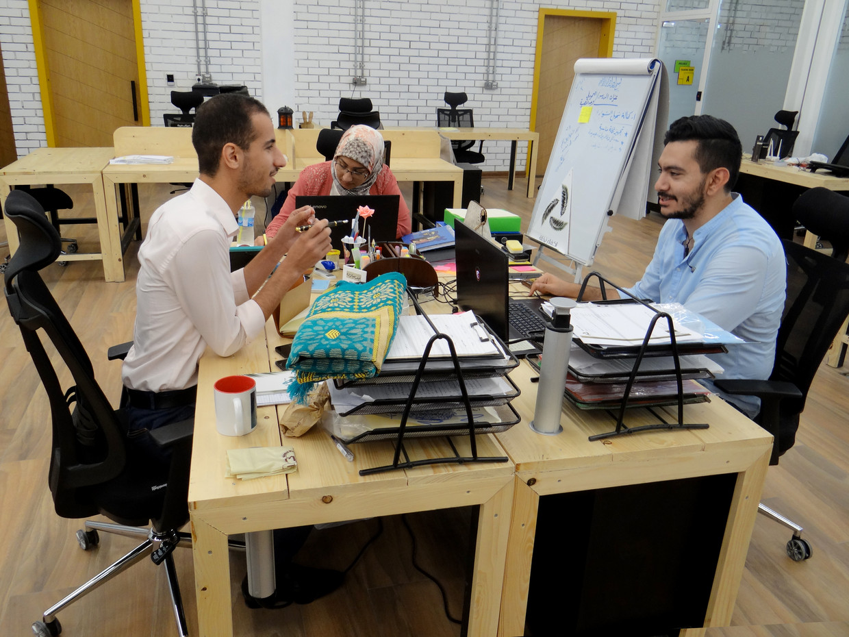 The Station, een mede met Nederlands geld gefinancierd kantoor in Bagdad dat is opgericht om jonge ondernemers een aantrekkelijke werkplek te bieden. Ahmad Al-Jawadadi (links), Amna Al-Qosh (midden) en Labeeb Kashif Al-Getara houden er kantoor. Beeld Marno de Boer