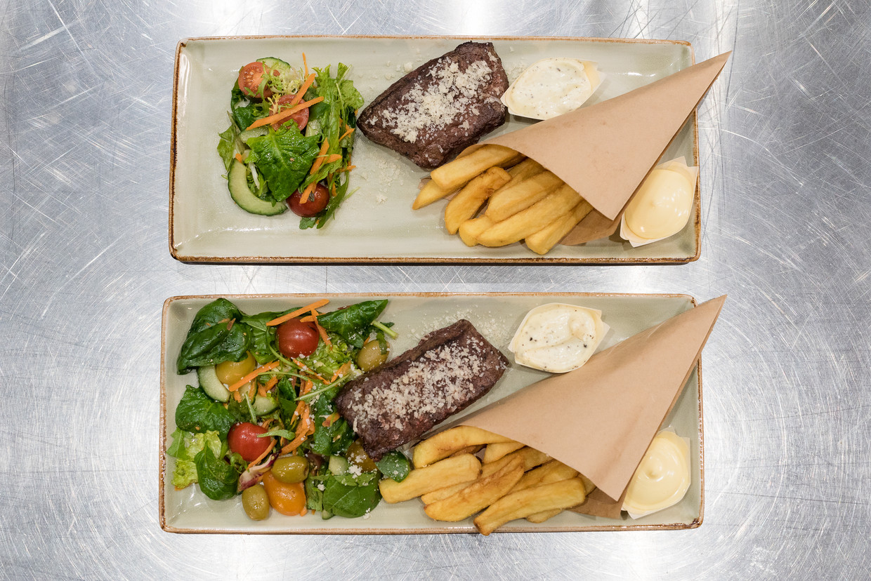 Boven friet en vlees voor de remake, onder de duurzame variant: minder vlees, meer groenten. Beeld Jenaae Jackson / Stella Image Photography