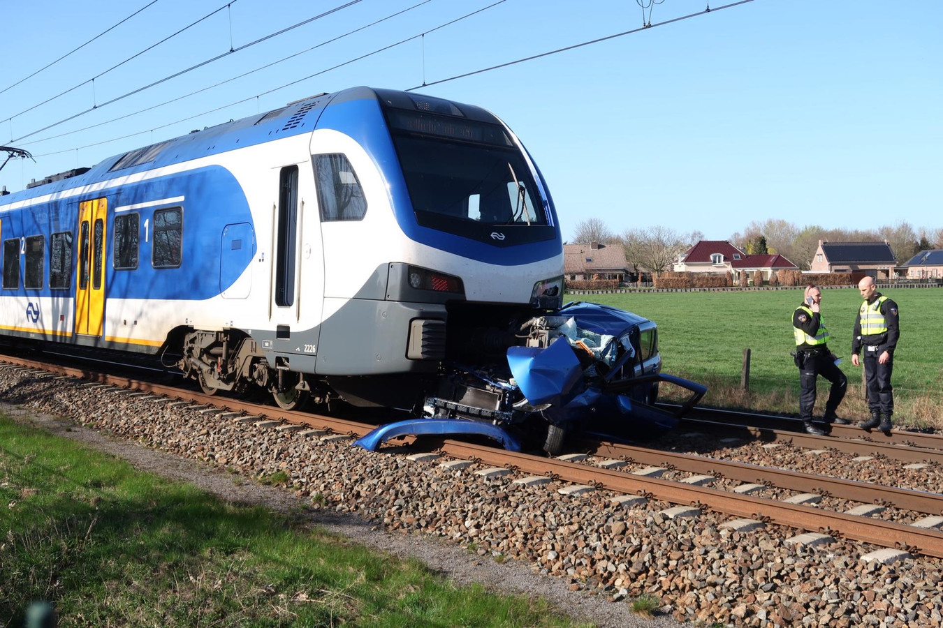 Trein botst op auto in Prinsenbeek