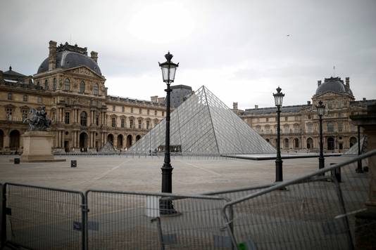 Een leeg plein voor het Louvre in Parijs. 