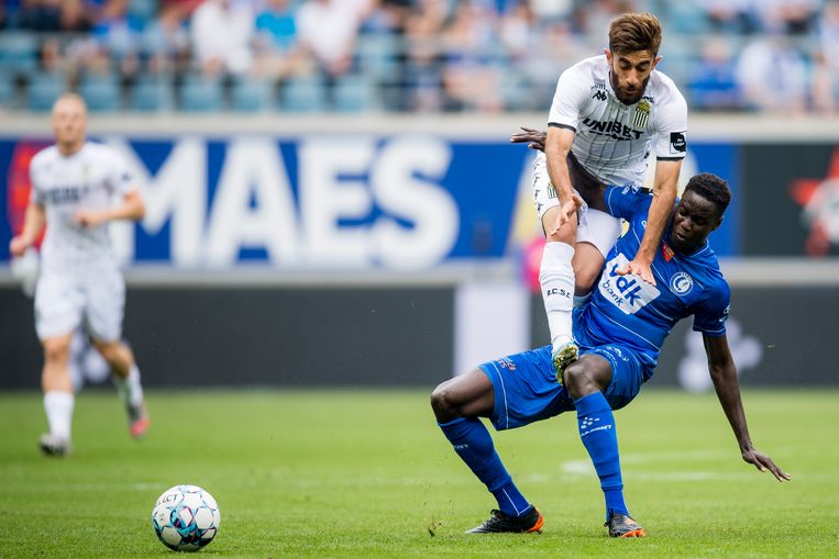 Charleroi-speler Ali Gholizadeh landt met zijn studs op het bovenbeen van Gentenaar Joseph Okumu. Beeld BELGA