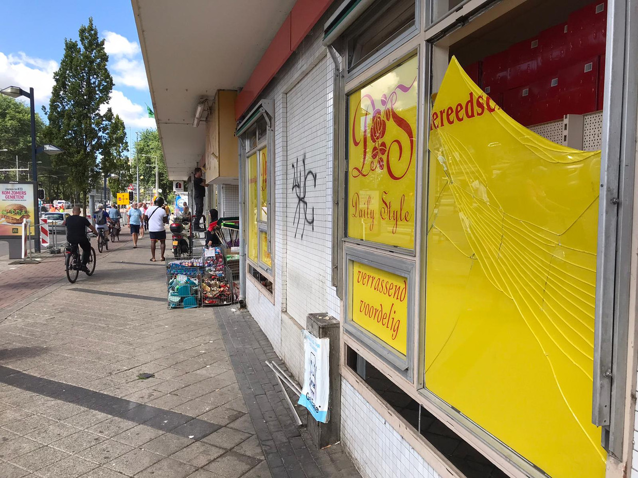 De explosie was zo zwaar dat een winkelruit aan de overkant van de straat sneuvelde.  Beeld 