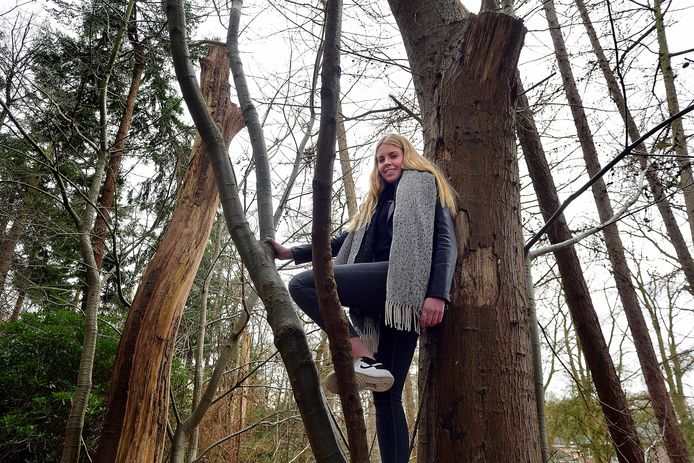 Lisa van der Mijle in het bos tegenover haar woning in Huijbergen.